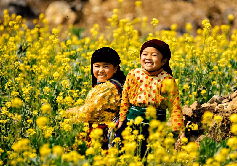 Tác phẩm: “Cười nghiêng lưng núi” của tác giả Nguyễn Trung Kiên.