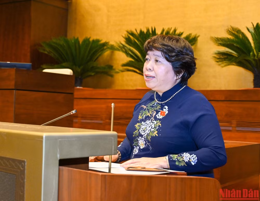 Chủ nhiệm Ủy ban Xã hội của Quốc hội Nguyễn Thúy Anh trình bày Báo cáo giải trình, tiếp thu, chỉnh lý dự thảo Luật Phòng, chống bạo lực gia đình (sửa đổi). (Ảnh: DUY LINH)