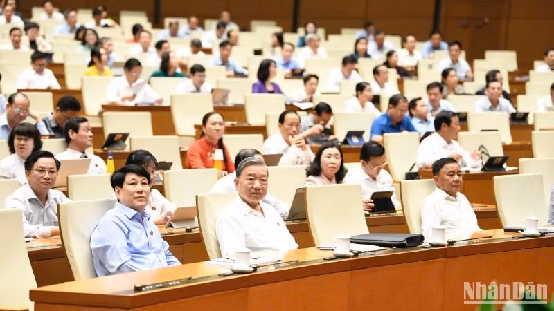 Lãnh đạo Đảng, Nhà nước cùng các đại biểu Quốc hội làm việc tại hội trường. (Ảnh: BÙI GIANG) 