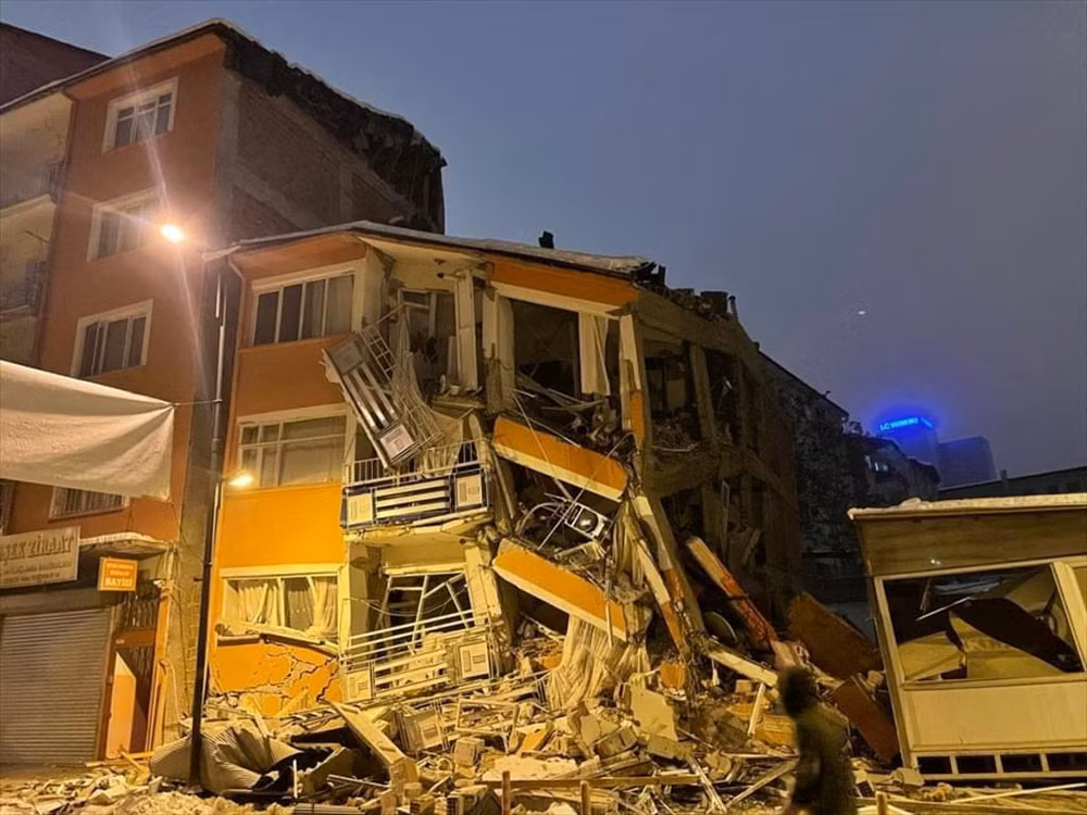 Một tòa nhà bị sập sau động đất ở Malatya, Thổ Nhĩ Kỳ, ngày 6/2/2023. (Ảnh: Depo/Reuters)