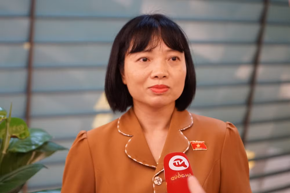 Đại biểu Nguyễn Thị Việt Nga (Hải Dương) chia sẻ bên hành lang Quốc hội. (Ảnh: TRUNG HƯNG)