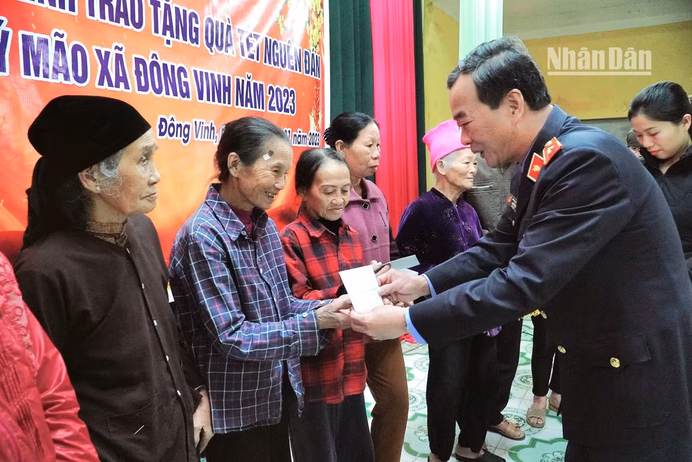 Tặng quà Tết cho người nghèo, gia đình chính sách tỉnh Thái Bình. (Ảnh minh họa: MAI TÚ)