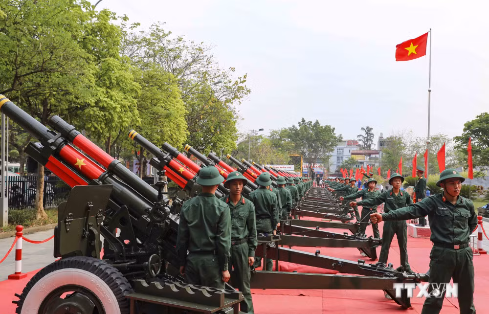 Cán bộ, chiến sĩ tập luyện bắn pháo chuẩn bị cho Lễ kỷ niệm 70 năm Chiến thắng Điện Biên Phủ.