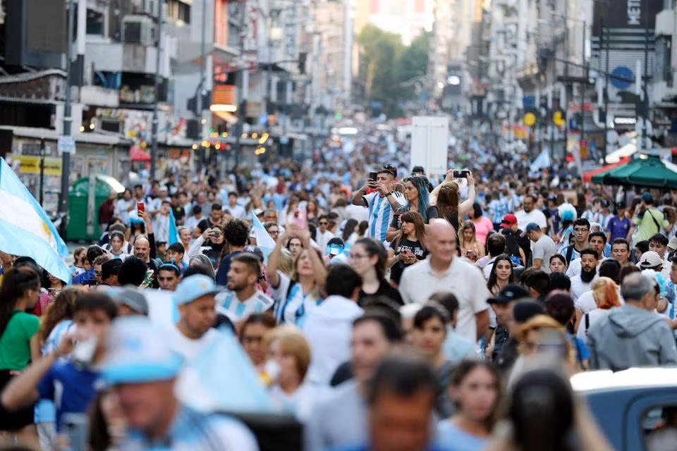 Người hâm mộ Argentina đổ ra đường ăn mừng chiến thắng của Messi và các đồng đội. (Ảnh: Reuters)