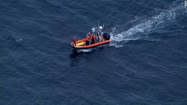 Lực lượng cứu hộ tìm kiếm những người còn mất tích sau vụ máy bay rơi ở bang Washington, Mỹ, ngày 4/9/2022. (Ảnh: CNN)