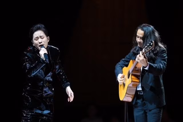 Nhạc sĩ Lê Minh Sơn đệm đàn cho Tùng Dương hát "Ôi quê tôi".