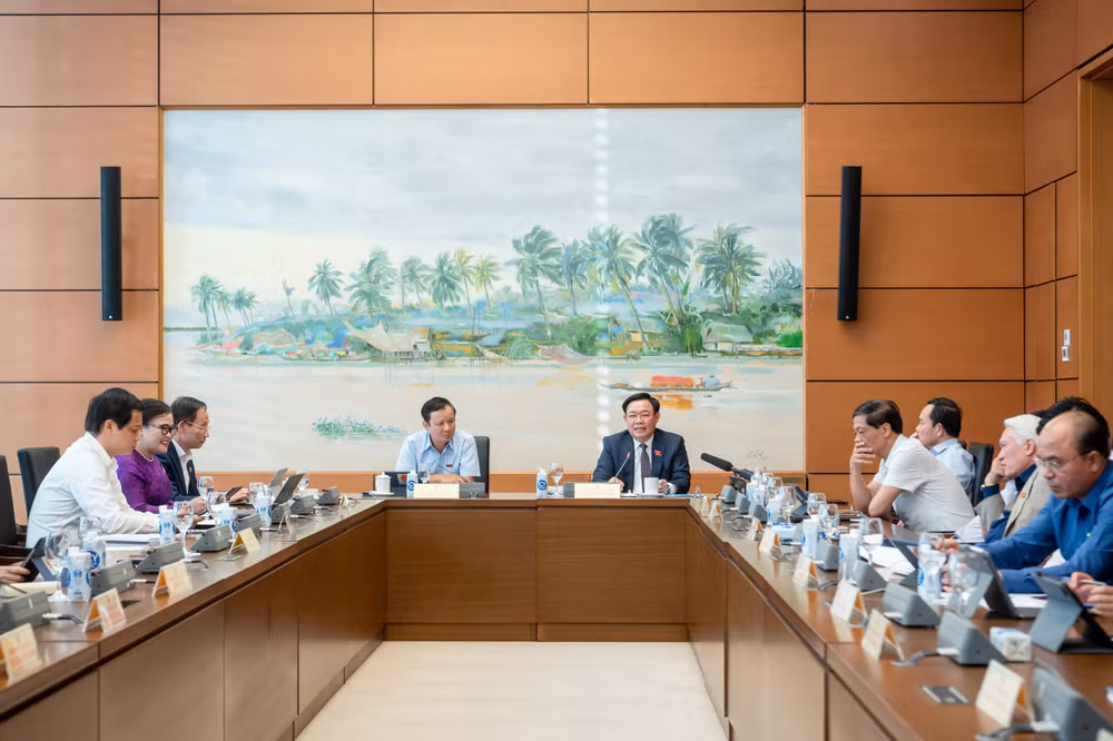 Quang cảnh buổi thảo luận tại Tổ 4. (Ảnh: DUY LINH)