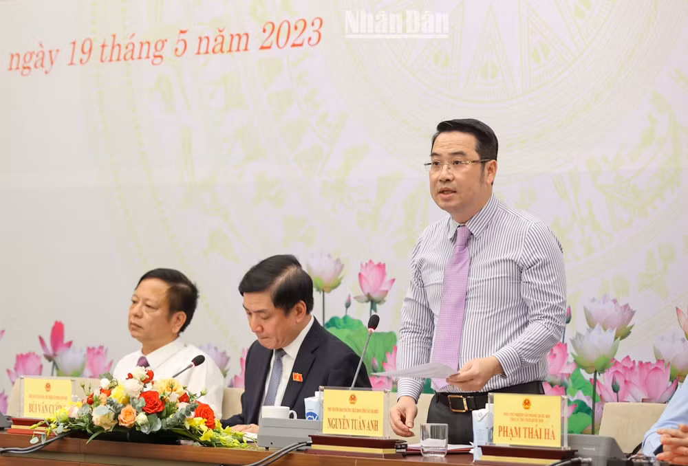 Ông Nguyễn Tuấn Anh, Phó Trưởng Ban Công tác đại biểu thuộc Ủy ban Thường vụ Quốc hội phát biểu tại họp báo. (Ảnh: DUY LINH)