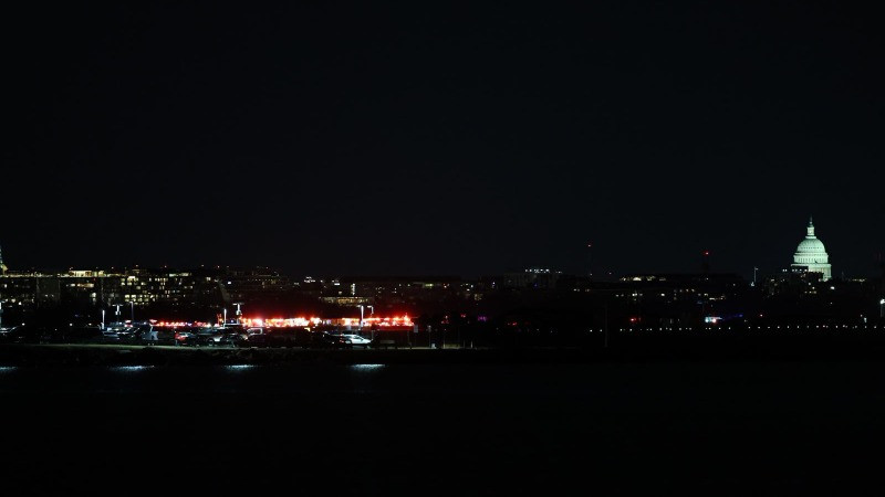 Xe cứu hộ được triển khai tại sân bay quốc gia Ronald Reagan ở Washington, D.C., vào đêm 29/1/2025. (Ảnh: THX/TTXVN)