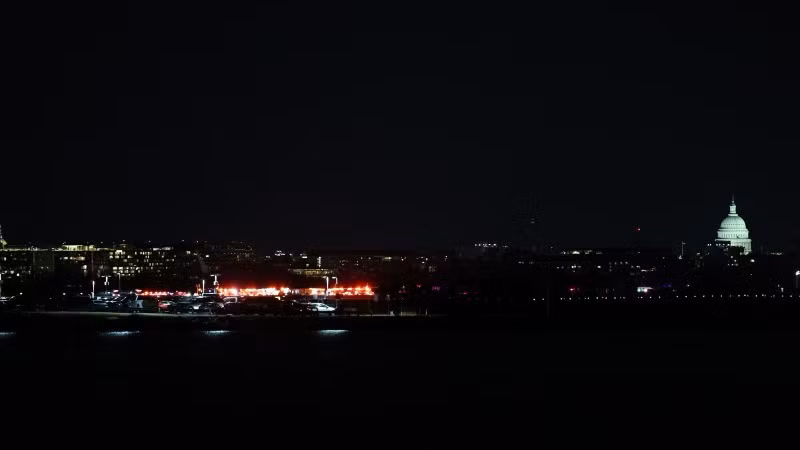 Xe cứu hộ được triển khai tại sân bay quốc gia Ronald Reagan ở Washington, D.C., vào đêm 29/1/2025. (Ảnh: THX/TTXVN)