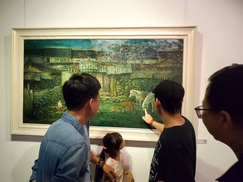 Công chúng thưởng thức tranh tại triển lãm. (Ảnh: TRUNG HƯNG)