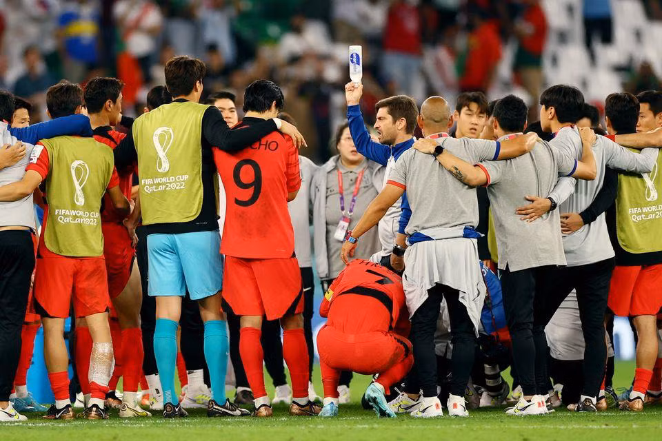 Sau trận đấu với Bồ Đào Nha, trợ lý huấn luyện viên Sergio Costa cùng các cầu thủ Hàn Quốc chờ đợi kết quả trận đấu giữa Uruguay và Ghana để xem liệu họ có vượt qua vòng loại trực tiếp hay không. (Ảnh: Reuters)