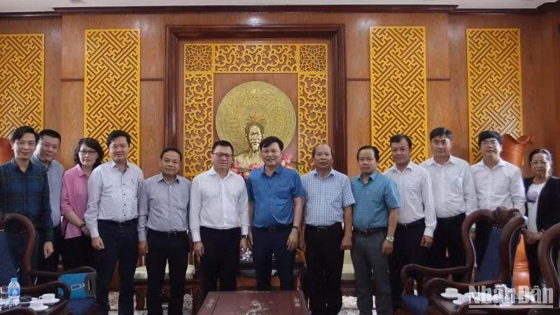 Đoàn công tác Báo Nhân Dân chụp ảnh lưu niệm với Tỉnh ủy Long An và các sở ngành tỉnh Long An.