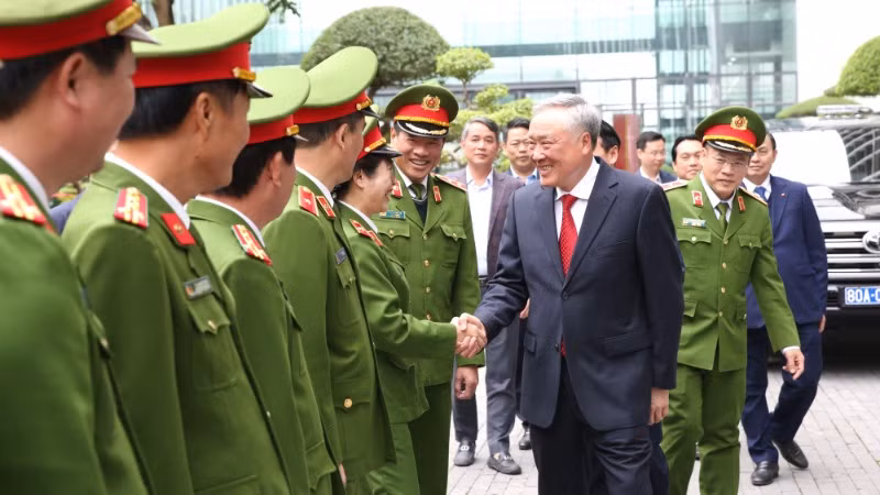 Phó Thủ tướng Thường trực Nguyễn Hòa Bình thăm, chúc Tết cán bộ, chiến sĩ Cục Cảnh sát phòng, chống tội phạm về môi trường. (Ảnh: ĐÌNH HẢI)