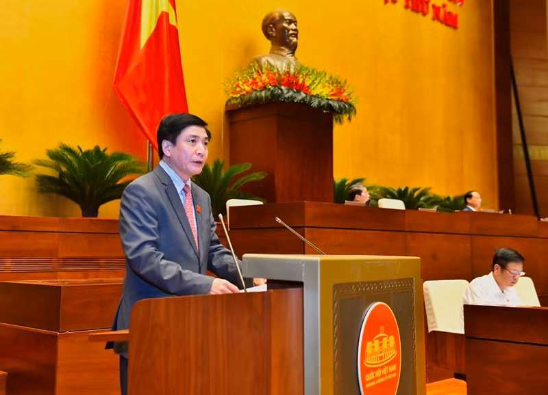 Ủy viên Ủy ban Thường vụ Quốc hội, Tổng Thư ký Quốc hội Bùi Văn Cường trình bày Báo cáo tiếp thu, giải trình ý kiến các đại biểu Quốc hội về dự kiến Chương trình giám sát của Quốc hội năm 2024. (Ảnh: ĐĂNG KHOA)