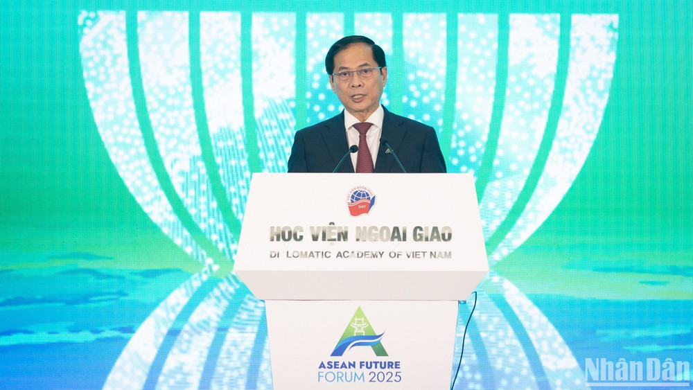 Phó Thủ tướng, Bộ trưởng Ngoại giao Bùi Thanh Sơn phát biểu tại phiên bế mạc Diễn đàn Tương lai ASEAN 2025. (Ảnh: SƠN TÙNG) 