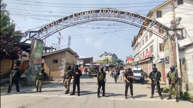 Lực lượng an ninh gác tại Srinagar sau vụ tấn công nhằm vào khách du lịch, ngày 23/4/2025. (Ảnh: ANI/TTXVN)