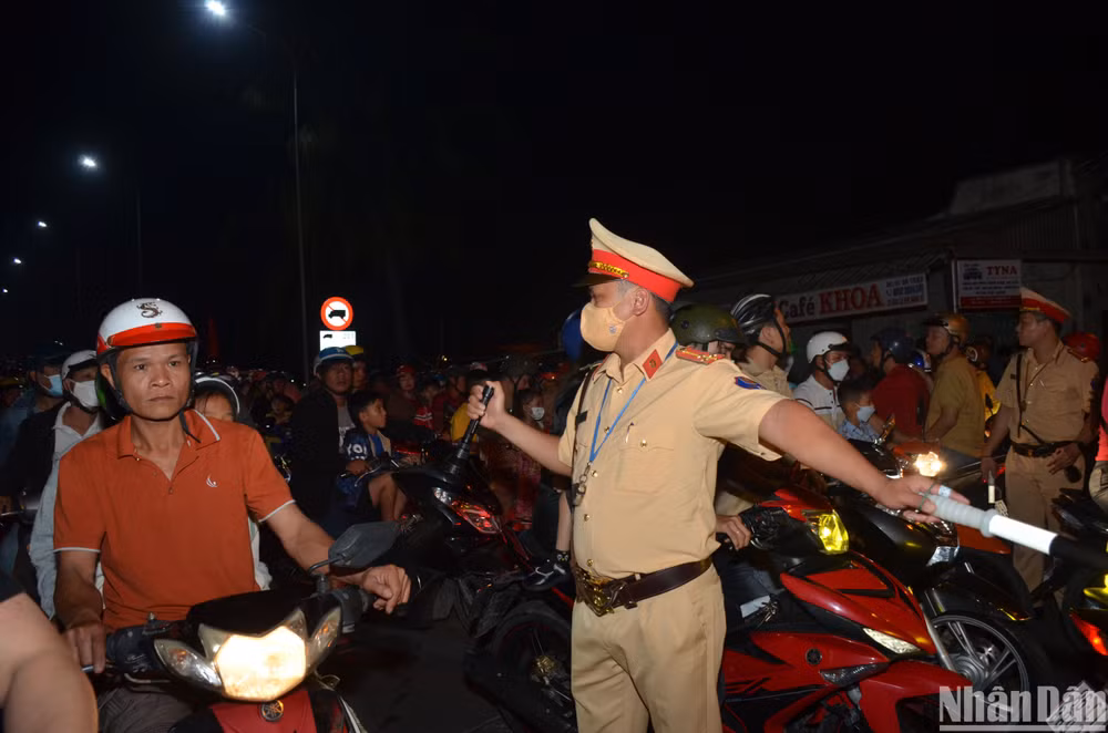 Lực lượng cảnh sát giao thông làm nhiệm vụ phân luồng bảo đảm giao thông được thông suốt.