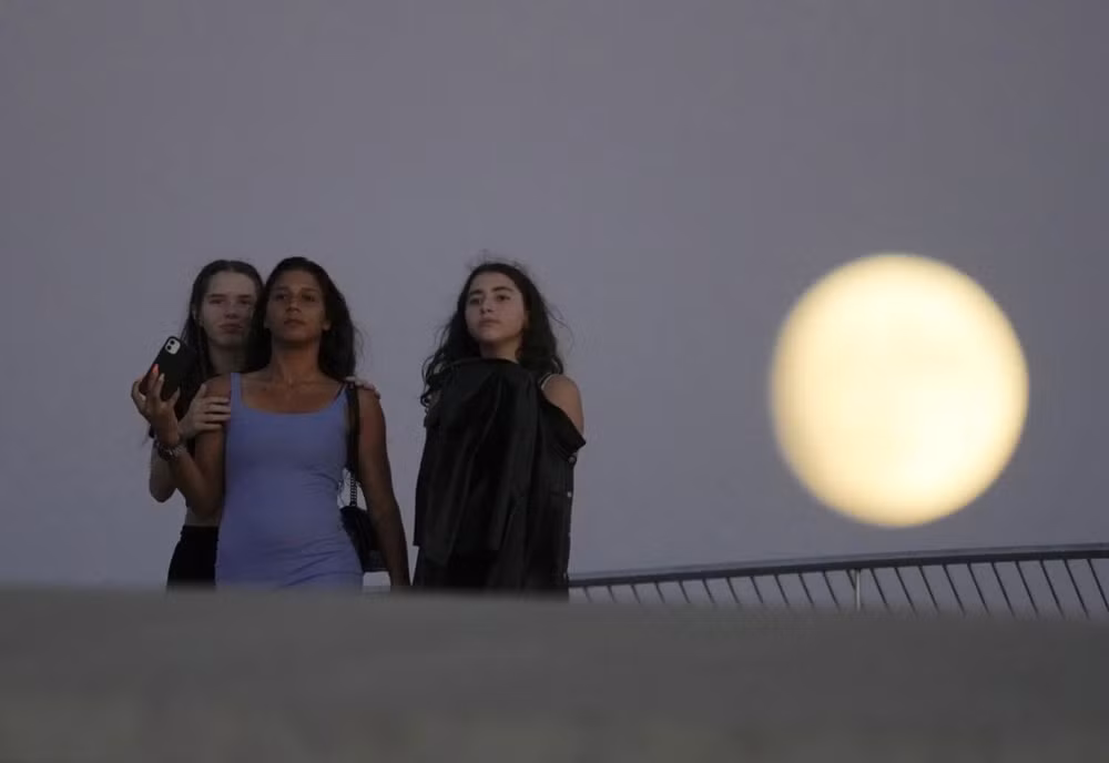 Mặt trăng mọc trên nóc Bảo tàng Nghệ thuật, kiến trúc và công nghệ Lisbon, Bồ Đào Nha, ngày 29/8/2023. (Ảnh: AP)