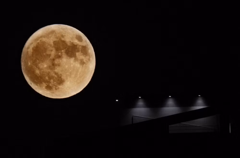 Trăng tròn trên bầu trời Beirut, Lebanon. (Ảnh: AP)