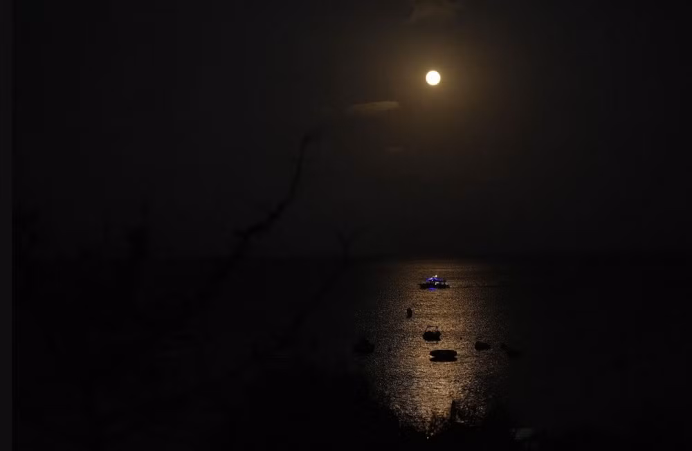 Siêu trăng xanh trên biển Địa Trung Hải ở khu vực vịnh Konnos, phía đông của đảo Síp, ngày 30/8/2023. (Ảnh: AP)