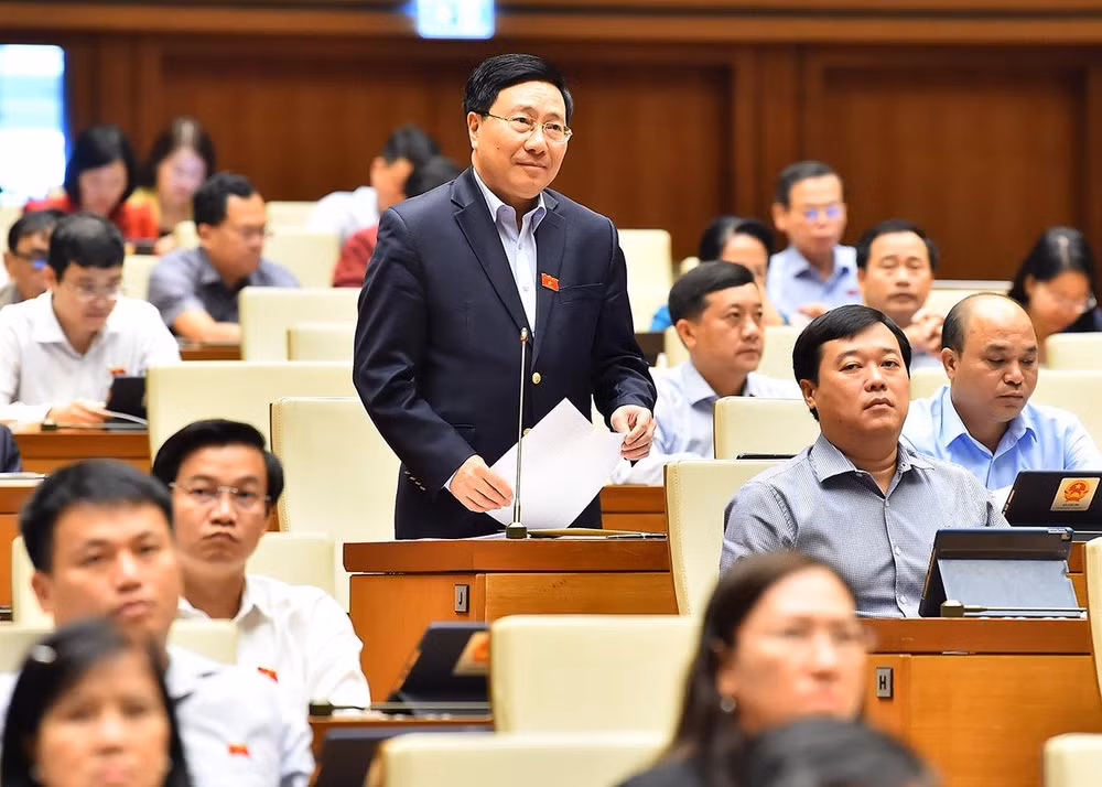 Phó Thủ tướng Phạm Bình Minh phát biểu giải trình, làm rõ một số vấn đề đại biểu Quốc hội nêu tại phiên chất vấn sáng 5/11. (Ảnh: THỦY NGUYÊN)