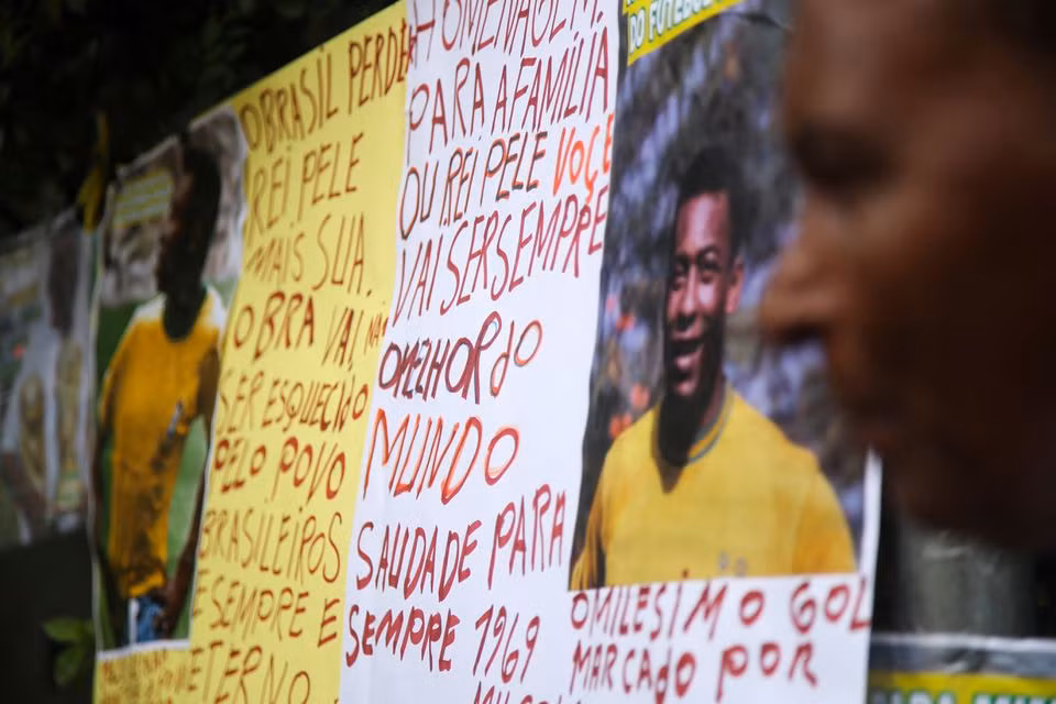 Người hâm mộ trưng các biểu ngữ ca ngợi huyền thoại bóng đá Pelé bên ngoài bệnh viện nơi ông đã điều trị trước khi qua đời, Sao Paulo, Brazil, ngày 30/12/2022. (Ảnh: Reuters)