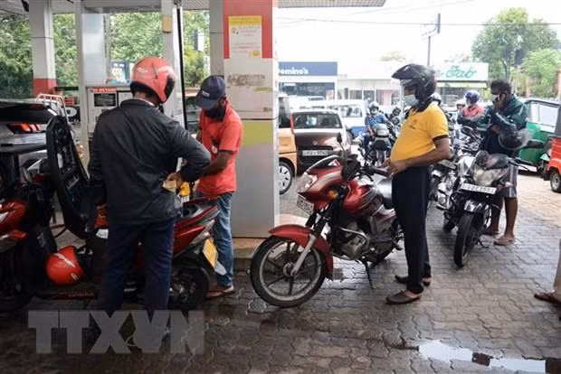 Người dân xếp hàng tại trạm xăng ở Colombo, Sri Lanka, ngày 5/5/2022. (Ảnh: THX/ TTXVN)