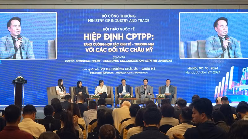 Các chuyên gia, diễn giả thảo luận, tìm giải pháp giúp cộng đồng doanh nghiệp Việt Nam và châu Mỹ xây dựng kế hoạch kinh doanh hiệu quả. (Ảnh: TRUNG HƯNG)