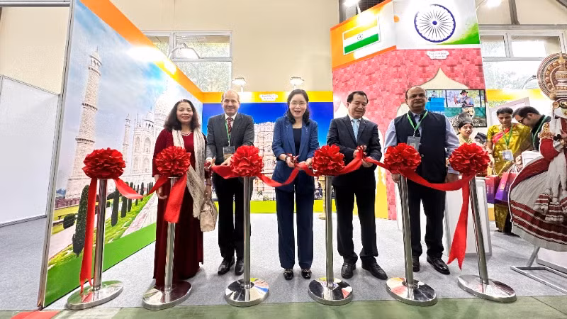 Cắt băng khai trương gian hàng. 