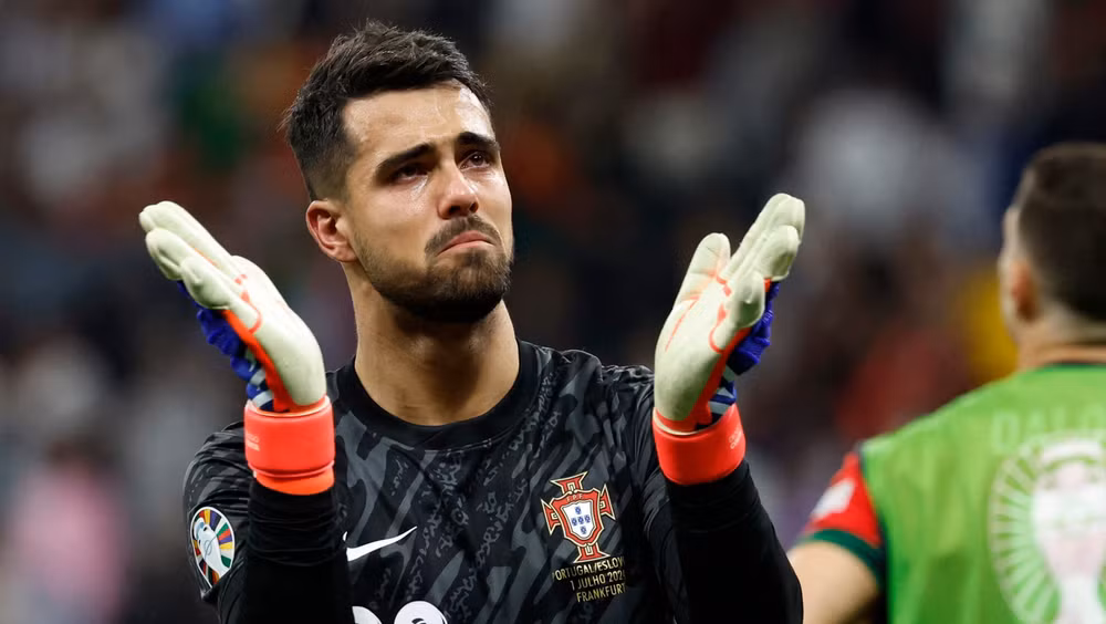 Diogo Costa xúc động sau khi giúp đội nhà giành chiến thắng trên chấm luân lưu để đoạt vé vào tứ kết. (Ảnh: Reuters)