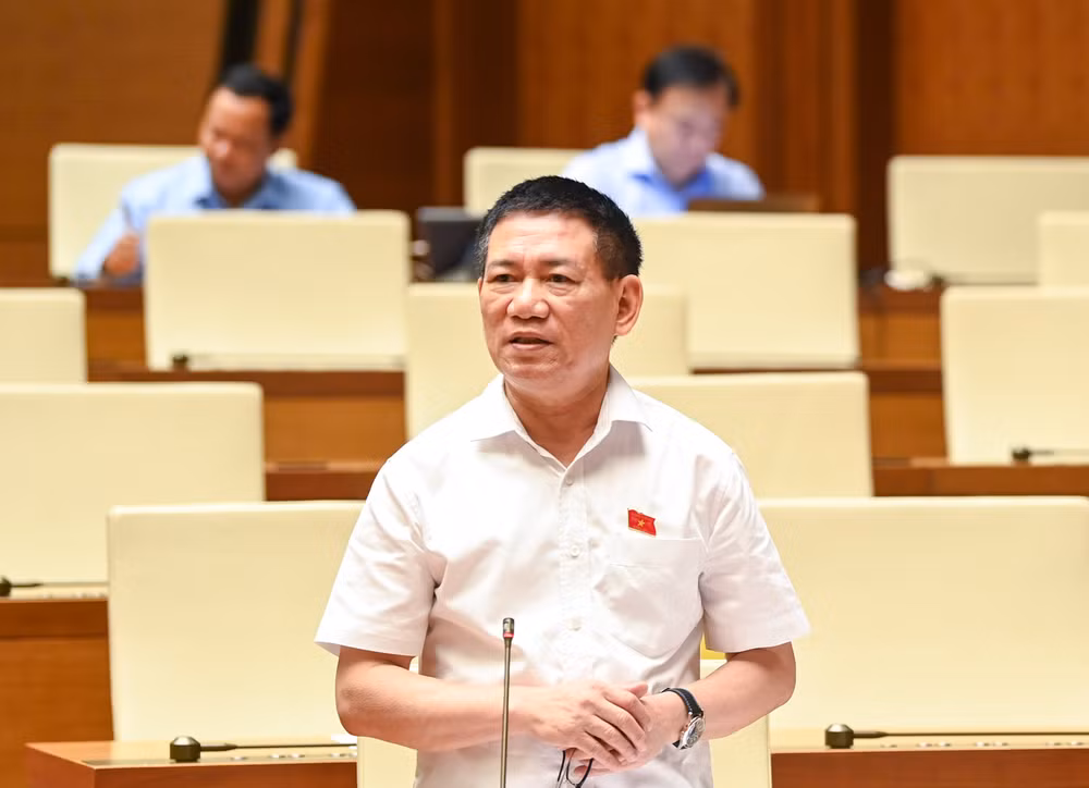 Bộ trưởng Tài chính Hồ Đức Phớc trả lời chất vấn của các đại biểu Quốc hội. (Ảnh: DUY LINH)