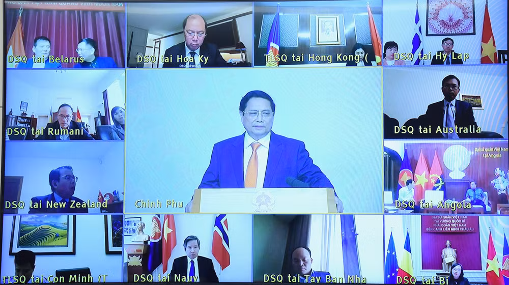 Hội nghị được tổ chức trực tiếp tại Văn phòng Chính phủ và kết nối đến 94 Cơ quan đại diện Việt Nam ở nước ngoài. Hội nghị được tổ chức trực tiếp tại Văn phòng Chính phủ và kết nối đến 94 Cơ quan đại diện Việt Nam ở nước ngoài.