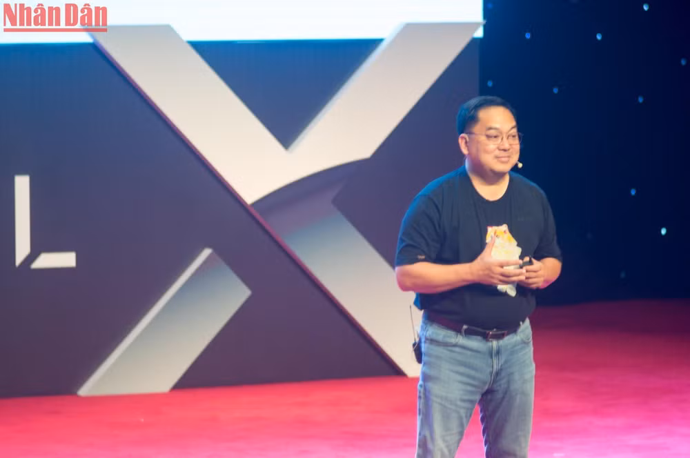 Ông Hoàng Nam Tiến - Chủ tịch FPT Telecom chia sẻ tại sự kiện VSMCamp & CSMOSummit 2022. (Ảnh: TRUNG HƯNG)