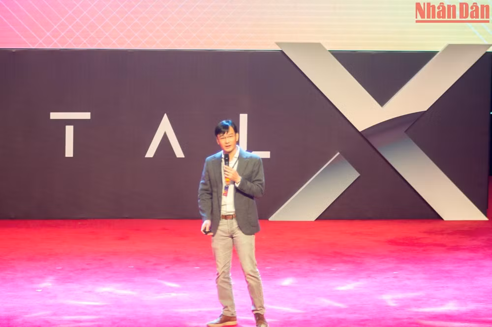 Ông Nguyễn Dương, chuyên gia về trải nghiệm khách hàng và chiến lược, nhà sáng lập CEM Partner chia sẻ tại sự kiện VSMCamp & CSMOSummit 2022. (Ảnh: TRUNG HƯNG)