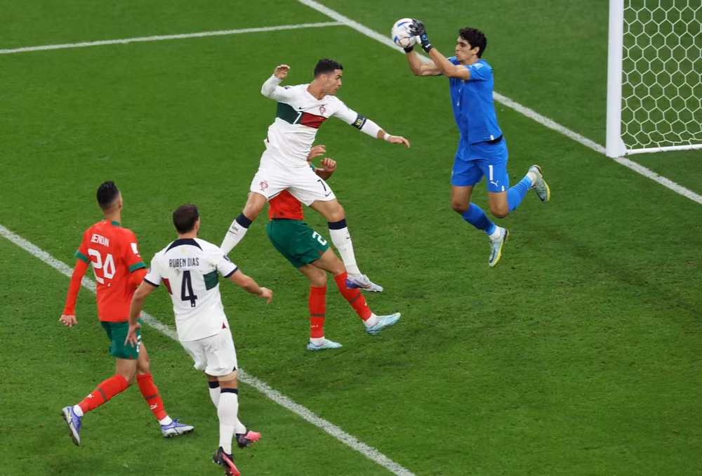 Bounou chơi xuất sắc khi từ chối tình huống Ronaldo dứt điểm. (Ảnh: FIFA)