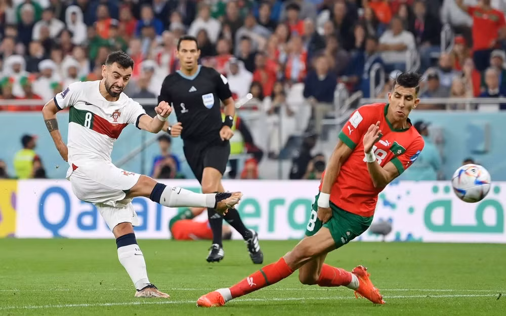 Fernandes bỏ lỡ cơ hội ngon ăn. (Ảnh: FIFA)
