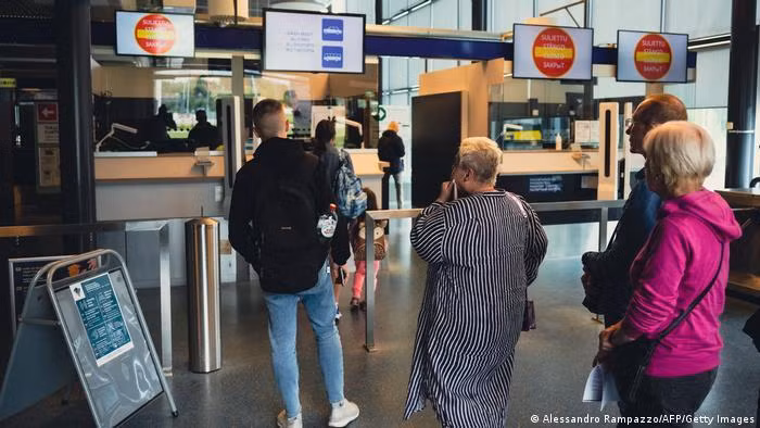 Du khách Nga được kiểm tra hộ chiếu tại cửa khẩu ở Phần Lan. (Ảnh: AFP/Getty Images)