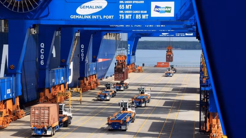 Xe đầu kéo chở hàng xuất nhập khẩu hoạt động trên cảng quốc tế Gemalink. (Ảnh minh họa: TTXVN) 