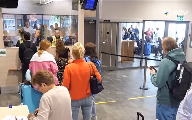 Người dân xếp hàng tại trạm kiểm soát biên giới Narva, Estonia. (Ảnh: ERR News)