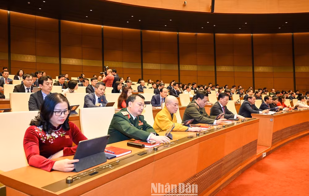 Các đại biểu Quốc hội bấm nút biểu quyết thông qua Luật Khám bệnh, chữa bệnh (sửa đổi). (Ảnh: DUY LINH)