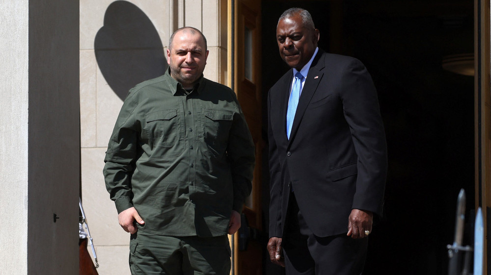 Bộ trưởng Quốc phòng Mỹ Lloyd Austin cùng người đồng cấp Ukraine Rustem Umerov trước cuộc họp tại Lầu năm Góc ở Washington, Mỹ, ngày 2/7/2024. (Ảnh: Reuters)