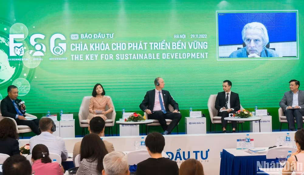 Các chuyên gia, diễn giả tham gia thảo luận trực tiếp và trực tuyến tại sự kiện. (Ảnh: TRUNG HƯNG)