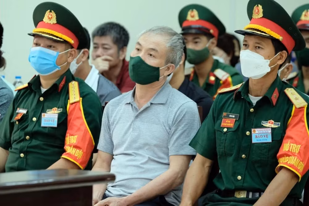 Bị cáo Lê Văn Minh, nguyên Thiếu tướng, Tư lệnh Vùng Cảnh sát biển 4 bị tuyên phạt 15 năm tù.
