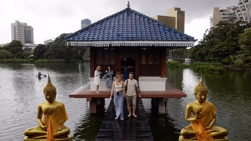 Khách du lịch đến thăm ngôi đền Phật giáo Gangaramaya ở Colombo, Sri Lanka, ngày 2/7/2023. (Ảnh: Reuters) 