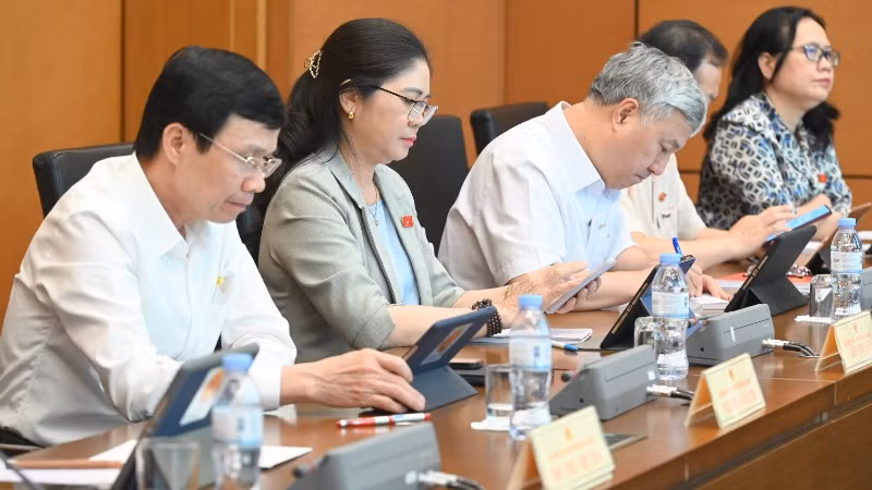 Các đại biểu tham gia thảo luận tại Tổ 14. (Ảnh: BÙI GIANG)