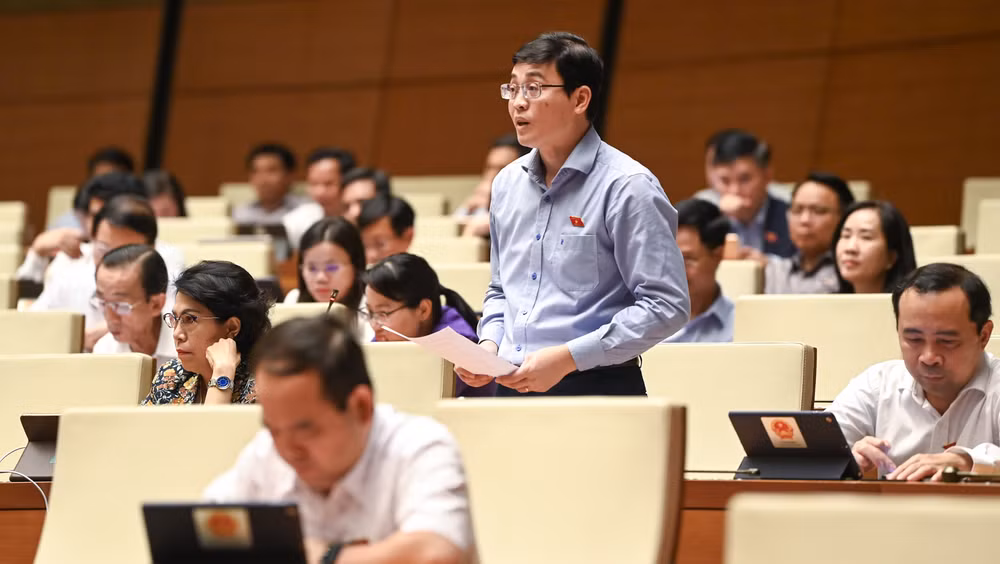 Đại biểu Đỗ Đức Hiển - Đoàn đại biểu Quốc hội Thành phố Hồ Chí Minh phát biểu tranh luận. (Ảnh: DUY LINH)