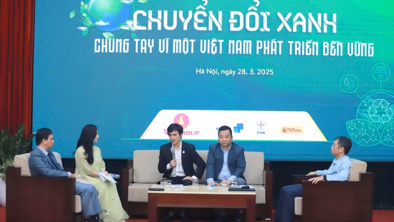 Các chuyên gia, diễn giả tham dự tọa đàm trong khuôn khổ chuỗi sự kiện Ngày chuyển đổi xanh năm 2025.