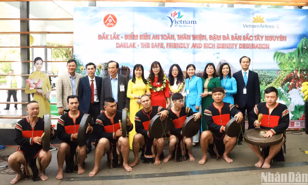 Những khách du lịch đầu tiên đến Đắk Lắk trong năm Quý Mão 2023 chụp ảnh lưu niệm cùng lãnh đạo Sở Văn hóa, Thể thao và Du lịch, Hiệp hội Du lịch tỉnh Đắk Lắk cùng đại diện các đơn vị liên quan.