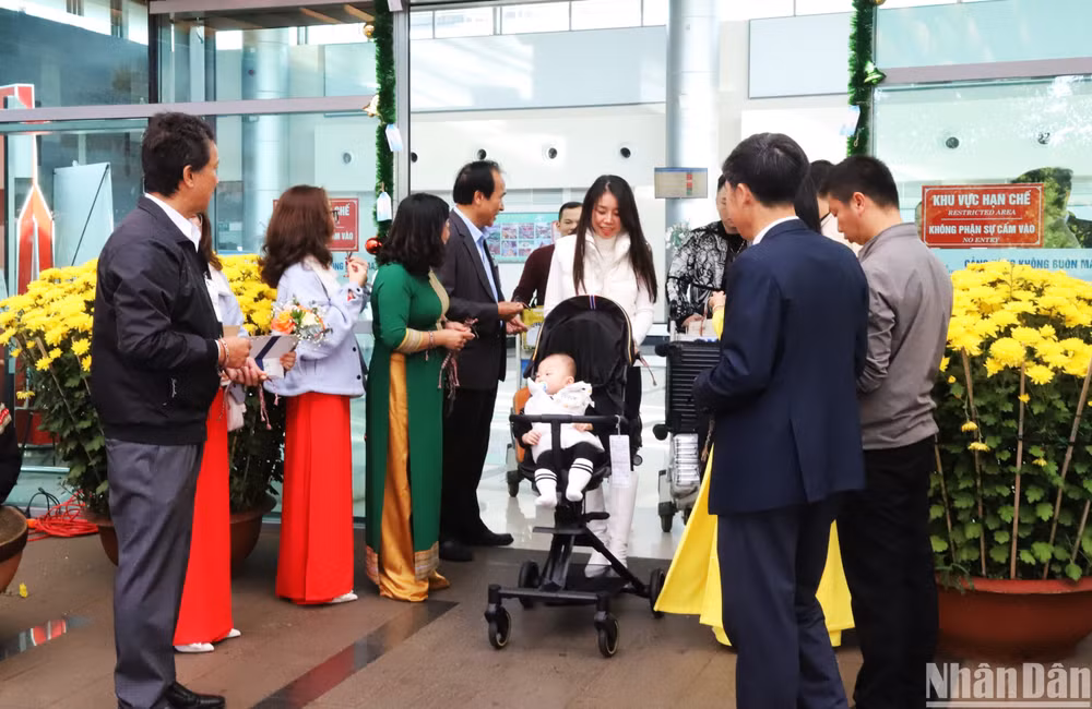 Lãnh đạo Sở Văn hóa-Thể thao và Du lịch, Hiệp hội Du lịch tỉnh Đắk Lắk cùng đại diện các đơn vị liên quan chào đón và tặng quà cho các khách du lịch đầu tiên đến với tỉnh.